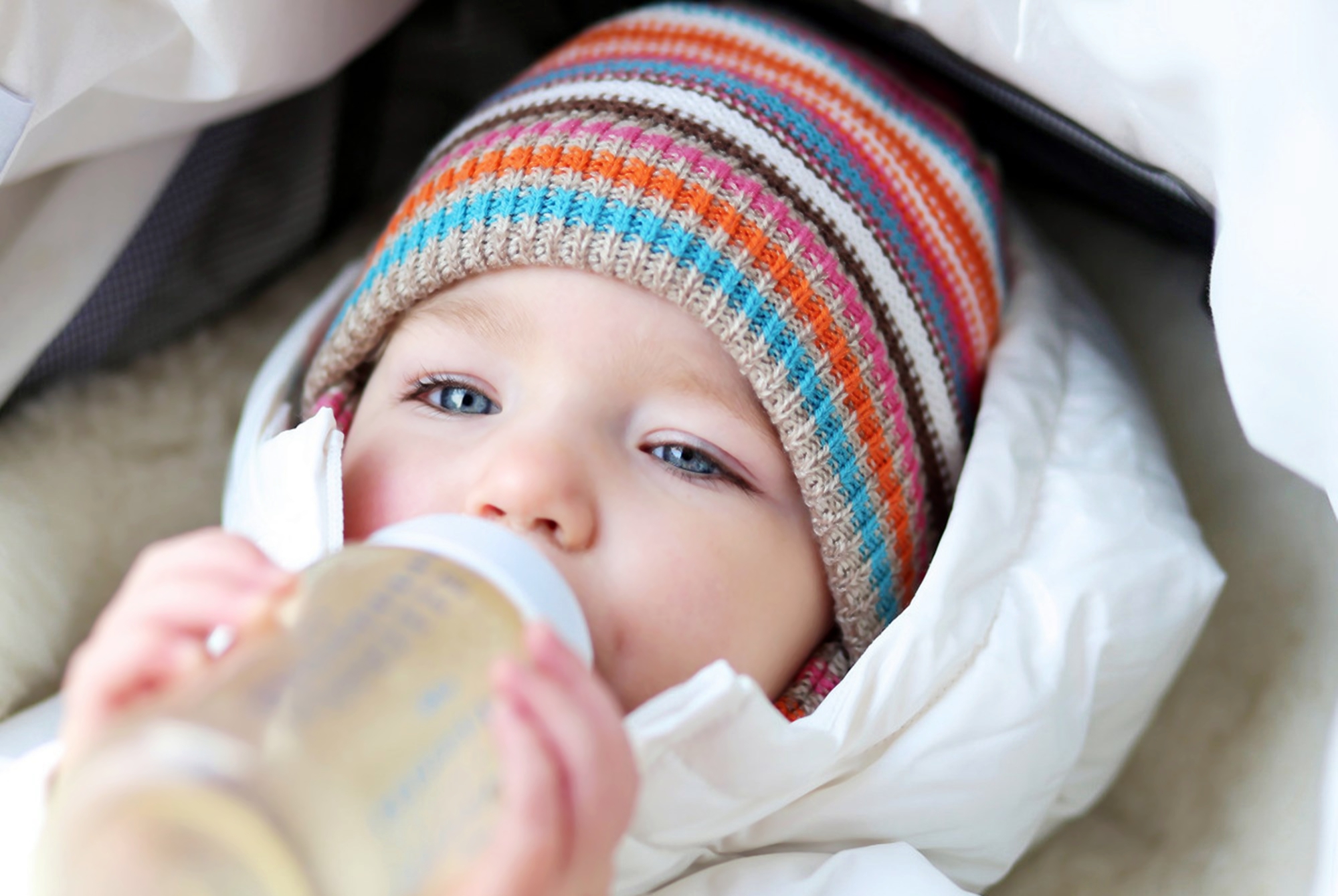 新生儿吐奶怎么办拍背,新生儿爱吐奶拍了嗝还吐怎么办