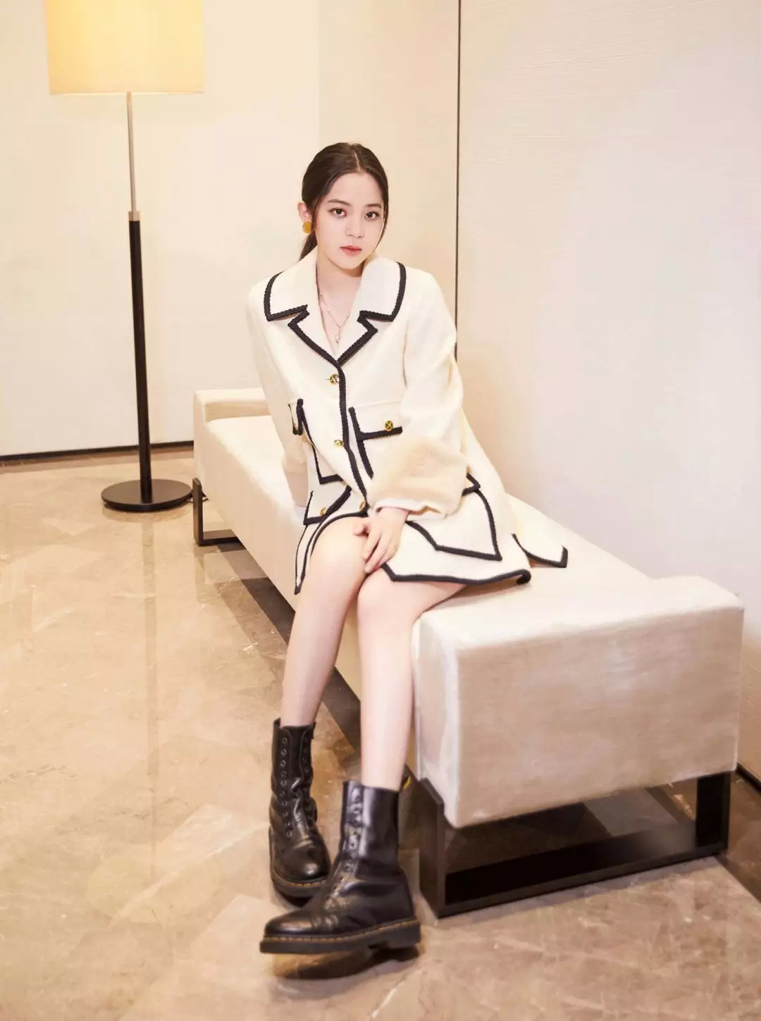 一点也不热,酷妹的马丁靴里都有空调