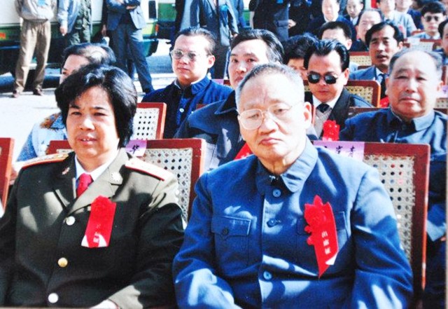 邵华和儿媳刘滨珍贵合影,婆媳其乐融融,邵华非常疼爱儿媳刘滨