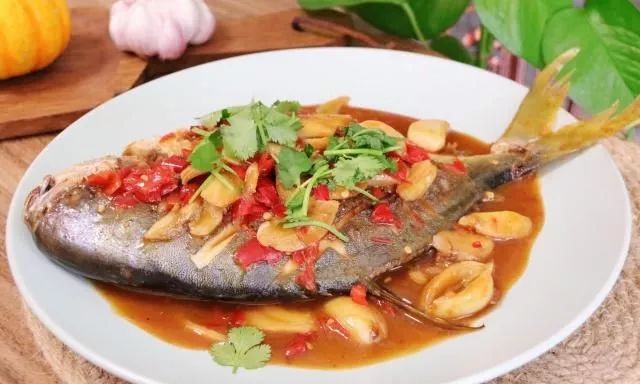 黄花鱼和金鲳鱼哪个更好吃刺少,金鲳鱼刺少肉鲜