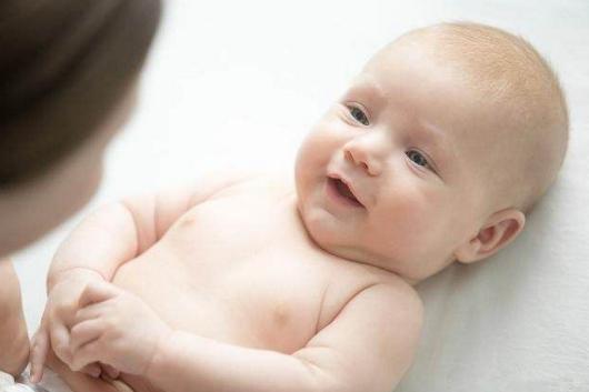 新生儿日夜颠倒睡觉土办法,宝妈如何纠正宝宝昼夜颠倒的睡眠