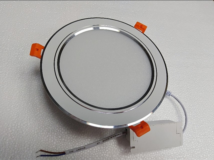 打工卖灯,卖灯人家里灯都是坏的都不想修