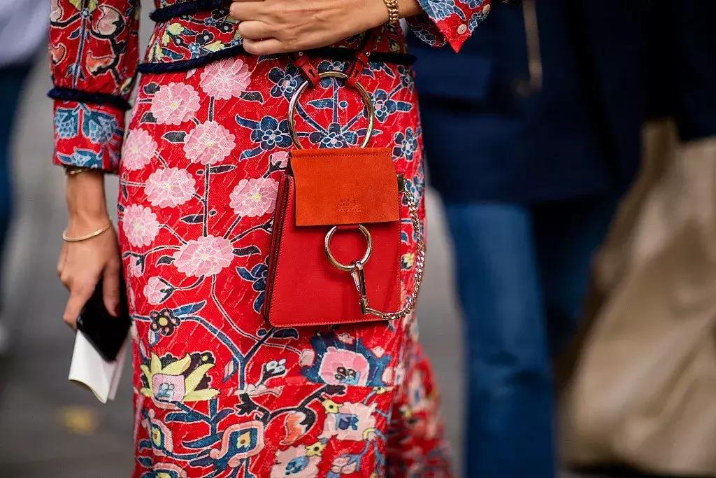 冬季爆款洋气羊绒围巾,这款新潮羊绒围巾温暖又漂亮