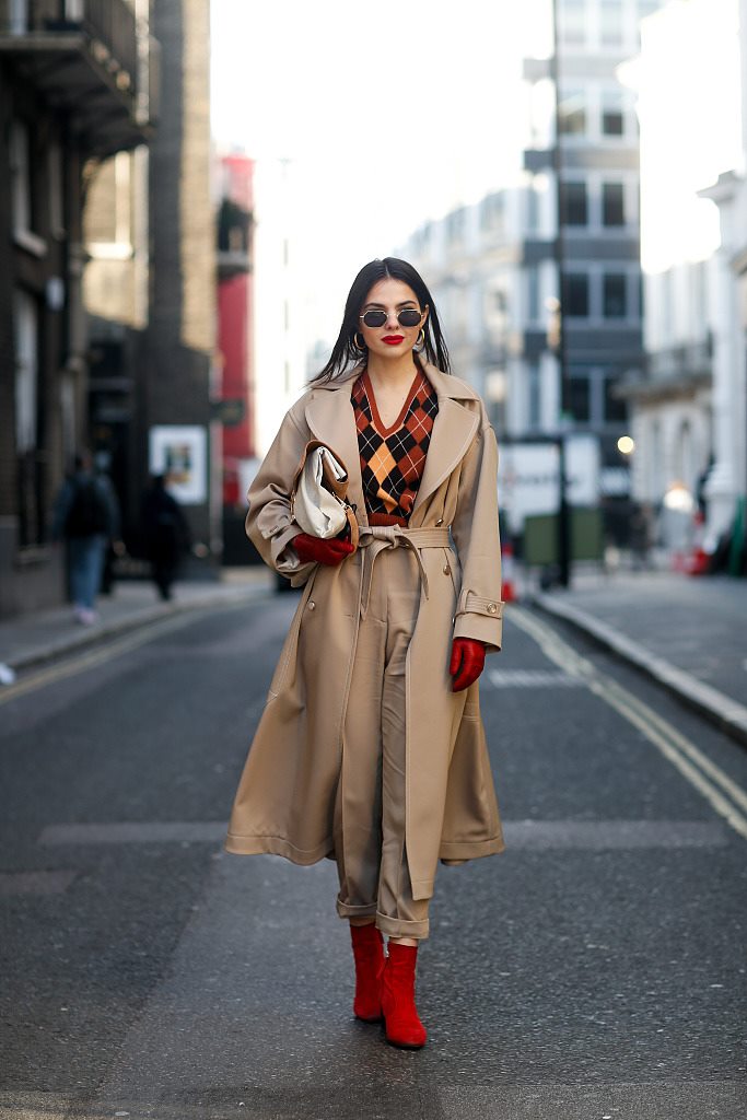 长款v领毛衣怎么穿内搭什么,秋冬季节v领毛衣的5个搭配技巧