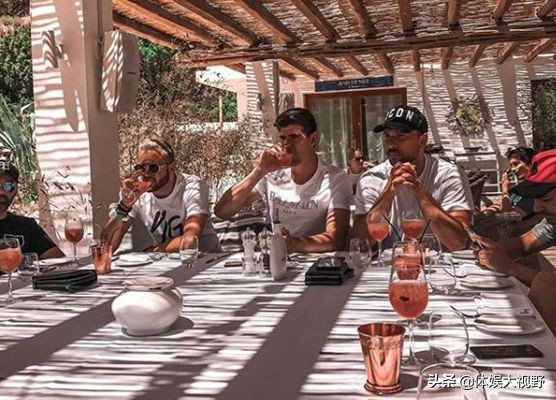 皇马门神再结新欢!与大5岁女网友奔现成功,赴海岛度假举止亲昵