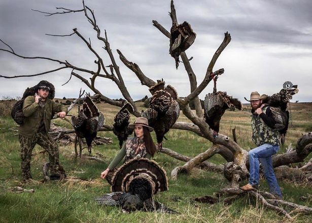 澳洲女子移居美国后爱上打猎，还发了张炖熊肉照片，网友大骂无耻