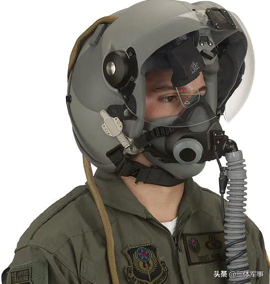 飞行员右眼前面的小镜片才是F-22的杀手锏：导弹发射前可反向锁定