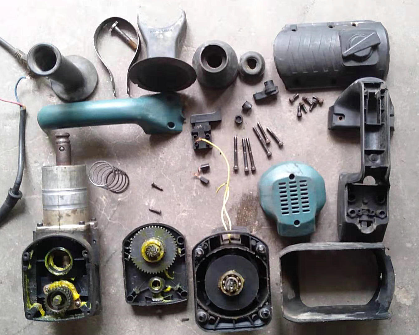 拆开假电钻,假博世电锤跟真的差多少