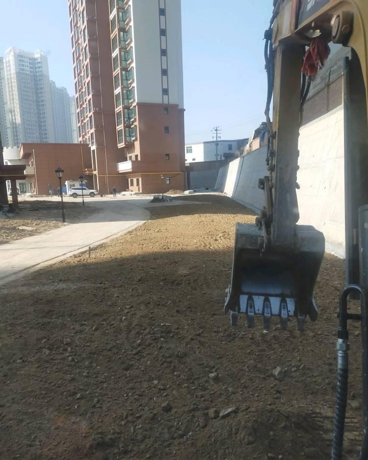 三一sy60c的发动机盖怎么打开,三一sy60c为什么没有电瓶开关