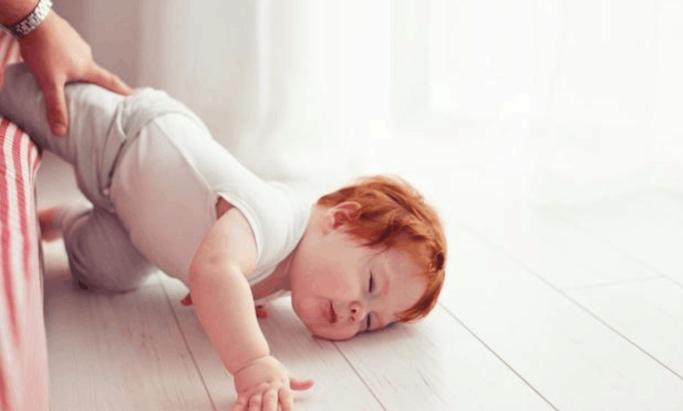 小孩摔伤后妈妈少做一件事,小孩摔伤头部该怎么做