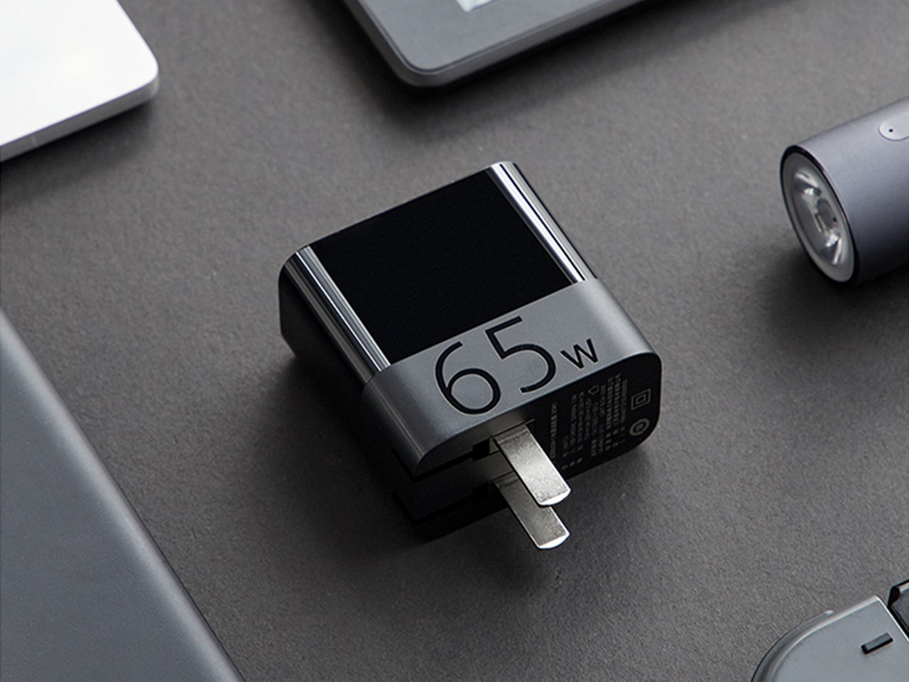 便携的ZMI紫米65W单口快速充电器手机平板笔记本全兼容