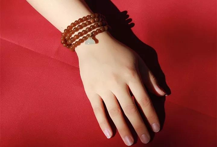 穿金戴银真的能走运吗,穿金显富贵戴玉保平安