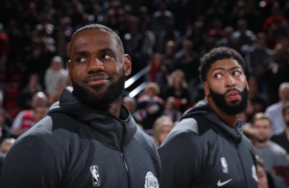 戴维斯双星闪耀,戴维斯和湖人全队起跳庆祝开场