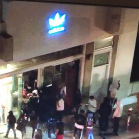 *砸抢打**是美区最新发售方式?黑人做代购真的狂