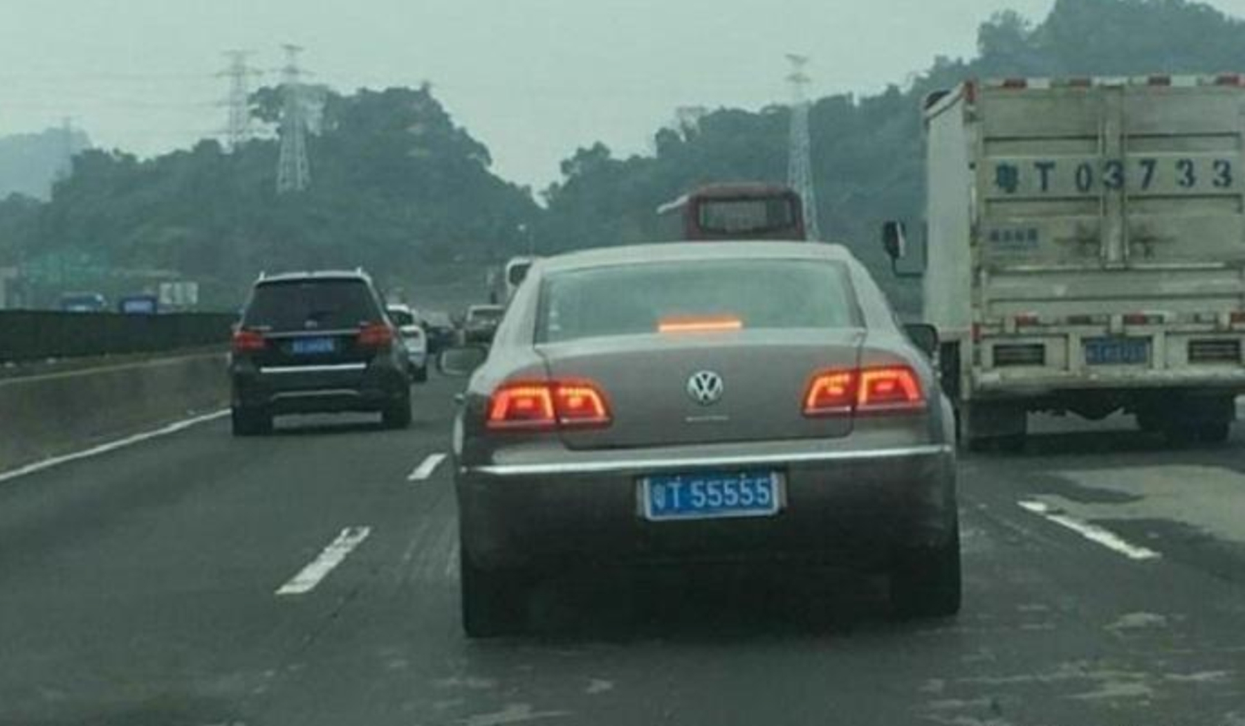 广东一辆破大众火了，挂“55555”车牌被吐槽，车主：我这车170万