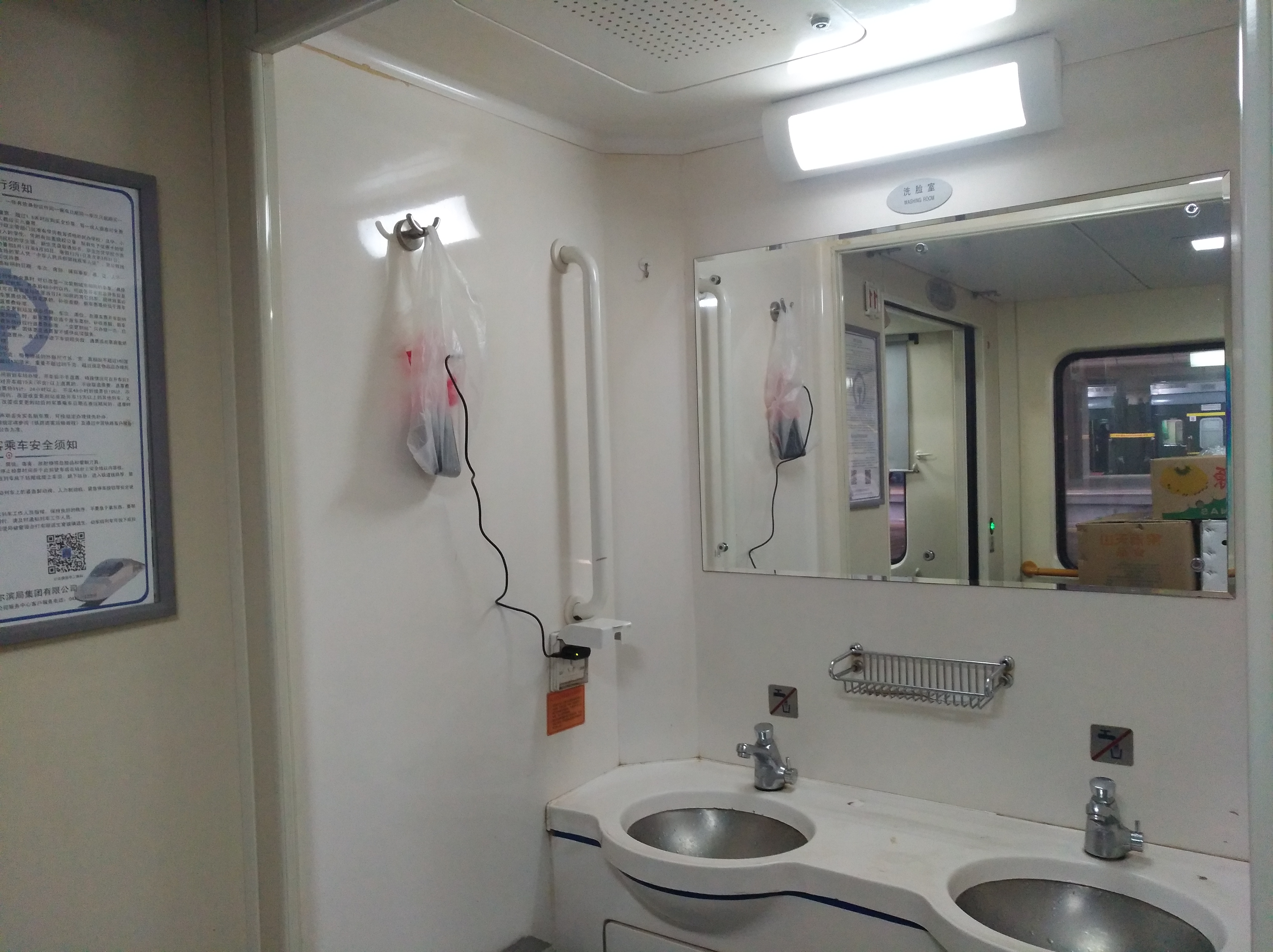 坐火车怎么买到挨着的座位,火车买站票可以站到哪些位置