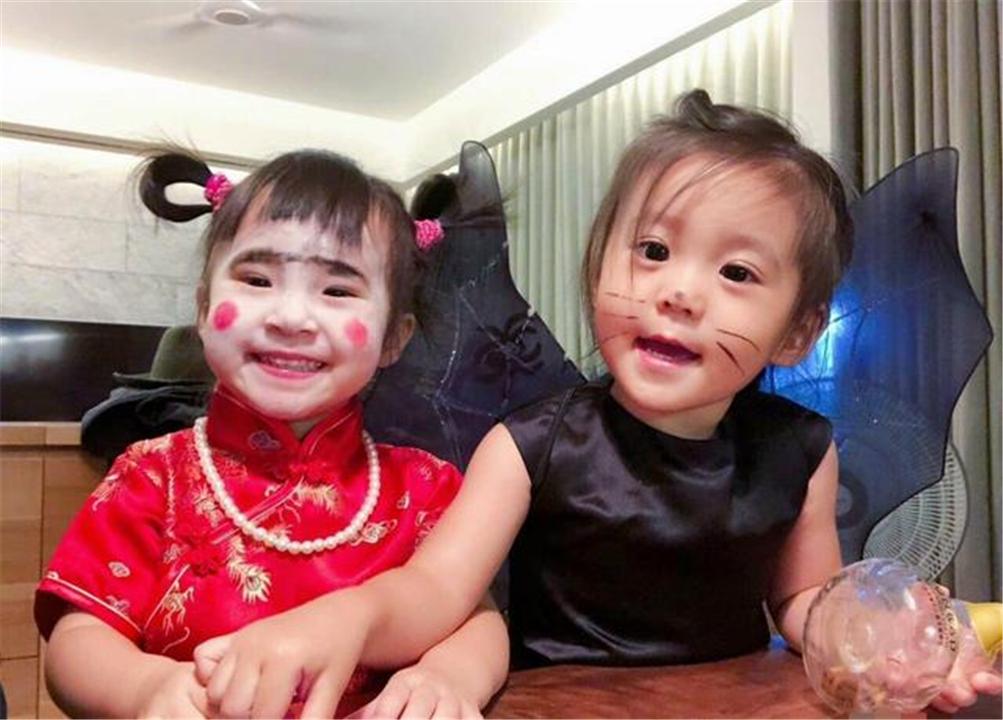 14岁姐姐“哄”弟弟的方式火了，看到这样和谐的画面，让人羡慕