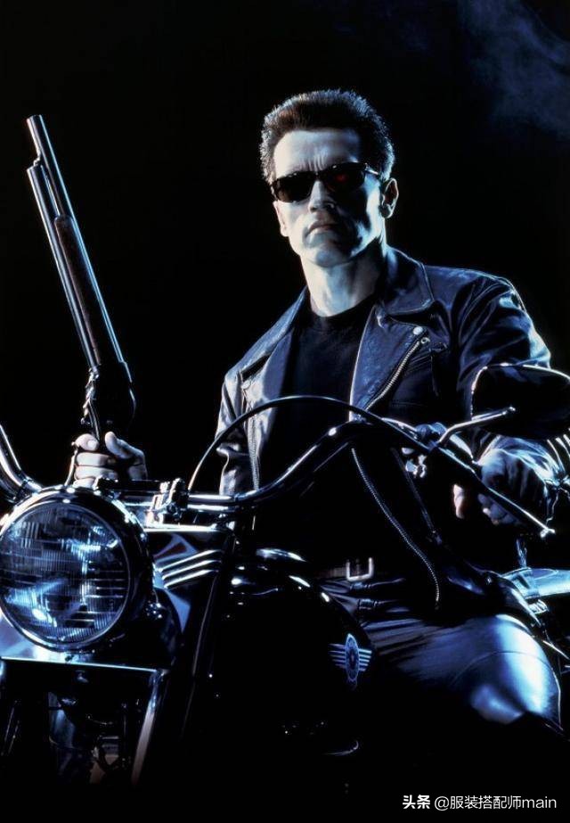 73岁施瓦辛格不低调，穿皮衣骑摩托炫酷抢眼，踩铆钉靴显硬汉本色