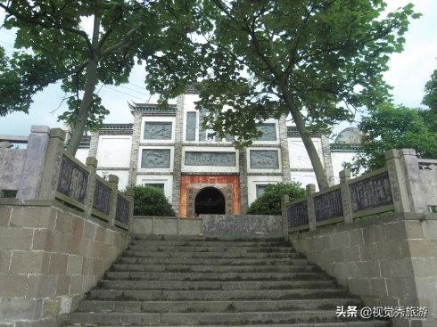 依辰溪而立，门口正对渡口，两岸往来络绎不绝，湖南麻阳满氏宗祠