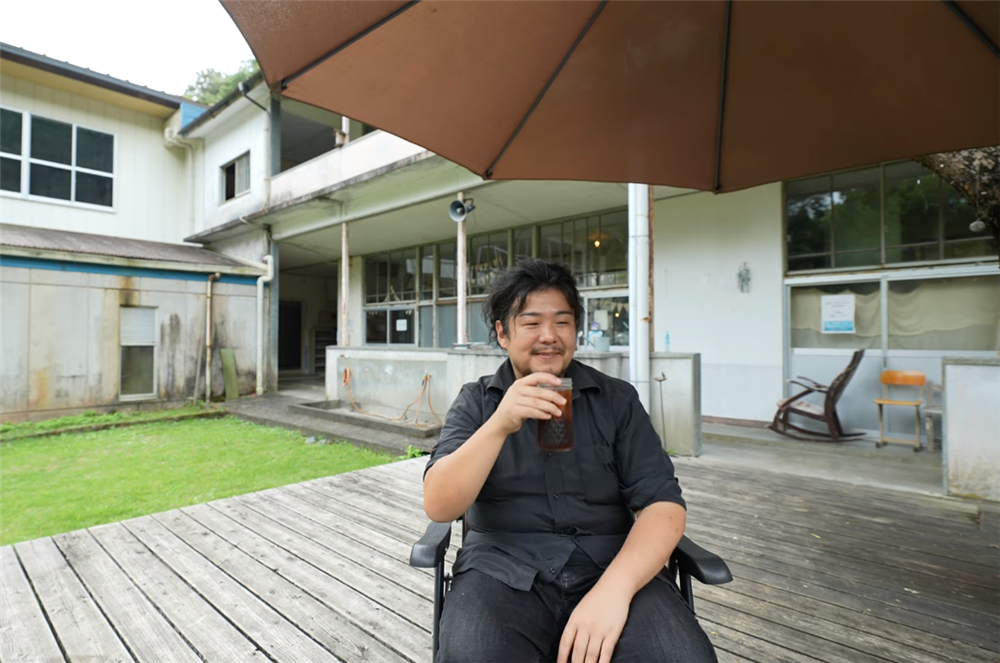 80后小伙回荒废十年的农村大学,80后小伙回荒废10年农村大学