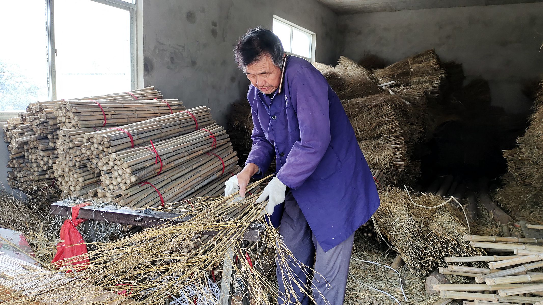 绑扫把老手艺即将失传的手艺,怎么扎竹扫把最简单方法
