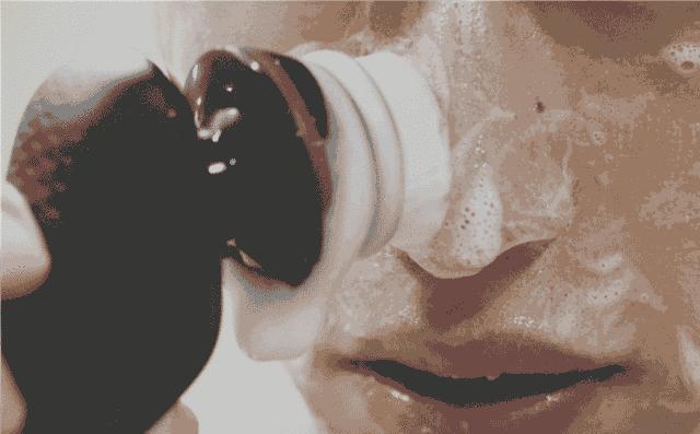 鼻子里面有小鼓包挤出来白色很臭,鼻子外面挤出来的白色东西臭臭的