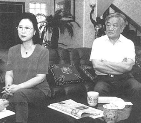 她和老师相爱并成婚,两次怀孕都是龙凤胎,女儿的名字人人知晓