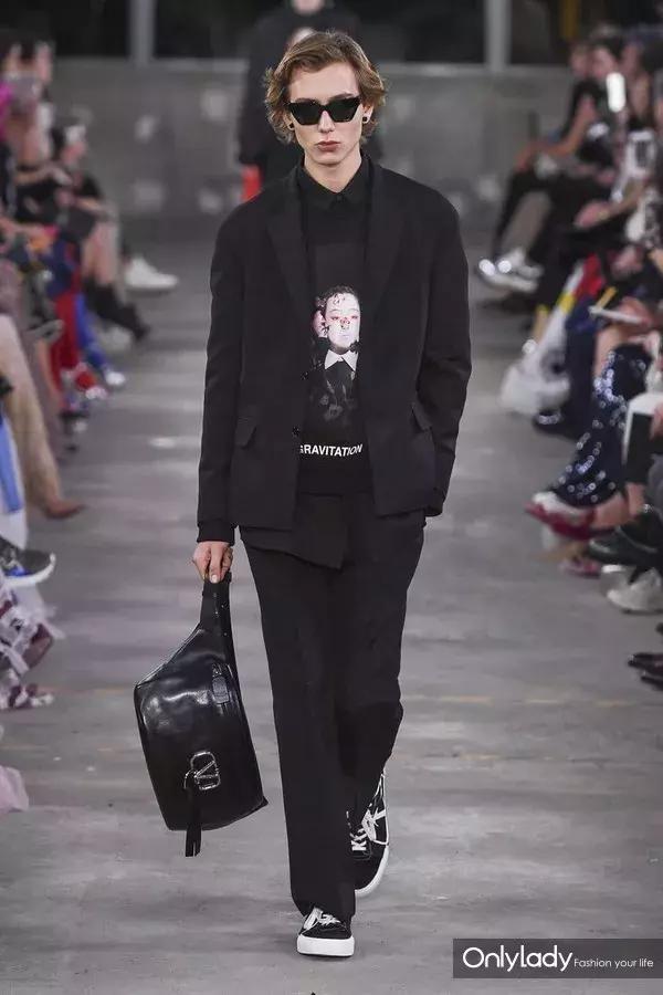 张艺兴valentino东京神图,张艺兴valentino秀场表演