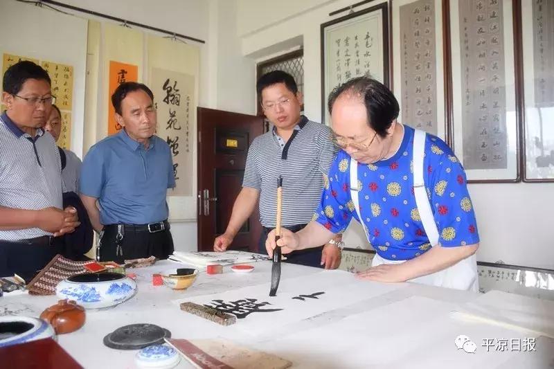 送书法进校园文化馆著名书法家林中阳来平交流