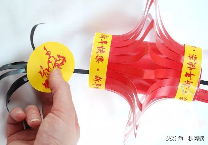 大红灯笼手工制作详细步骤,中国风红色灯笼手工制作