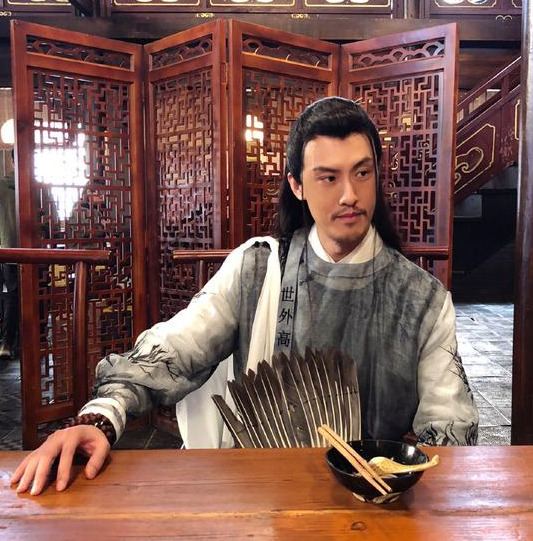 他北漂跑龙套演尸体，因穿*袜丝**跳舞出名，今两登春晚一夜爆红