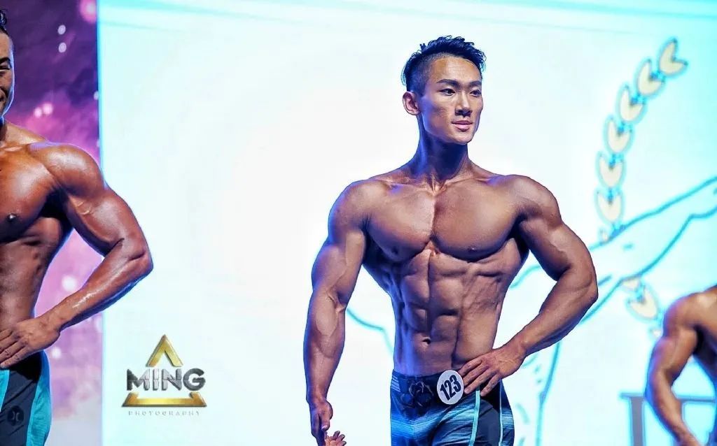 从白斩鸡到8块腹肌金刚身,从八块腹肌到一块肥肉