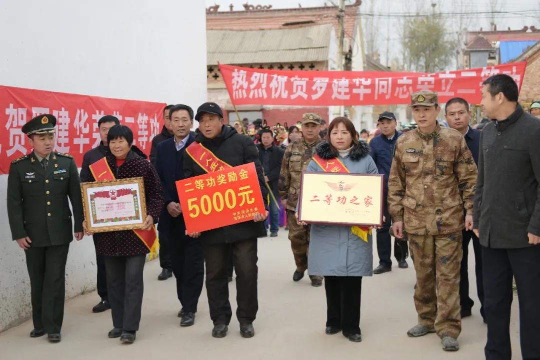 军人立功受奖地方补助,军人带着荣誉带着军功章回家