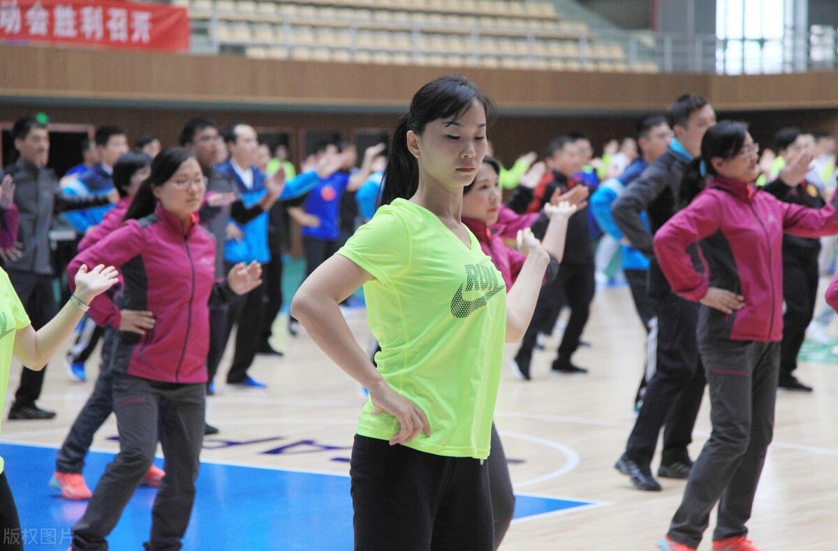 00后跳广场舞大妈不甘示弱,90后小伙领大妈跳广场舞