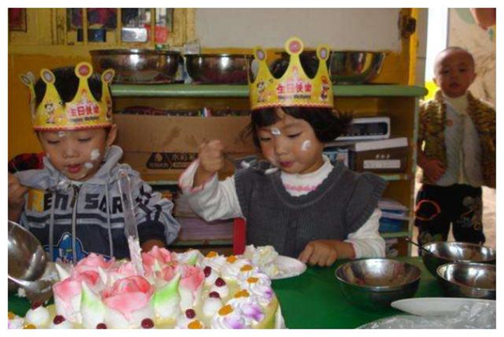 为了给儿子难忘的生日，宝妈送高级蛋糕到幼儿园分享，结果搞砸了