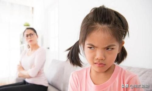 孩子抠指甲是缺什么,孩子抠手是缺什么维生素