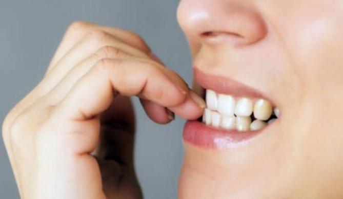 长大了孩子习惯咬指甲心理,从小爱咬指甲的孩子长大会变如何