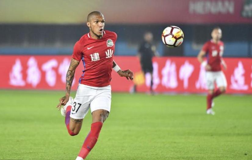 够惨！中超外援再遭一“废人”动作，21岁炸子鸡架肘酿成惨剧