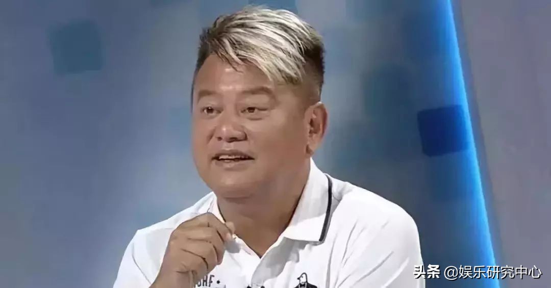 TVB爱国艺人！两次破产，和香港第一古装美女结婚40年至今无子…