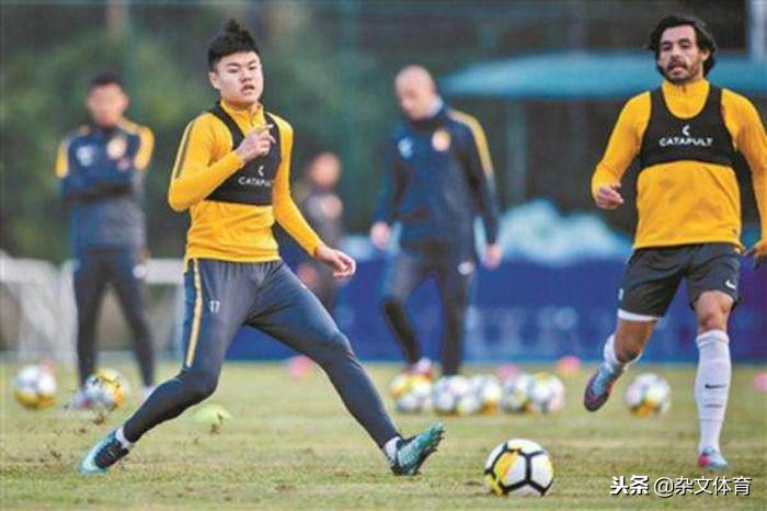 足球国青队潜力队员,足球小将新秀崛起韦世豪