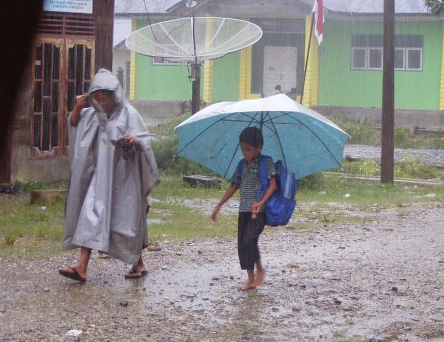 仰光雷雨，积水没过大腿，不少车子在水中“游”
