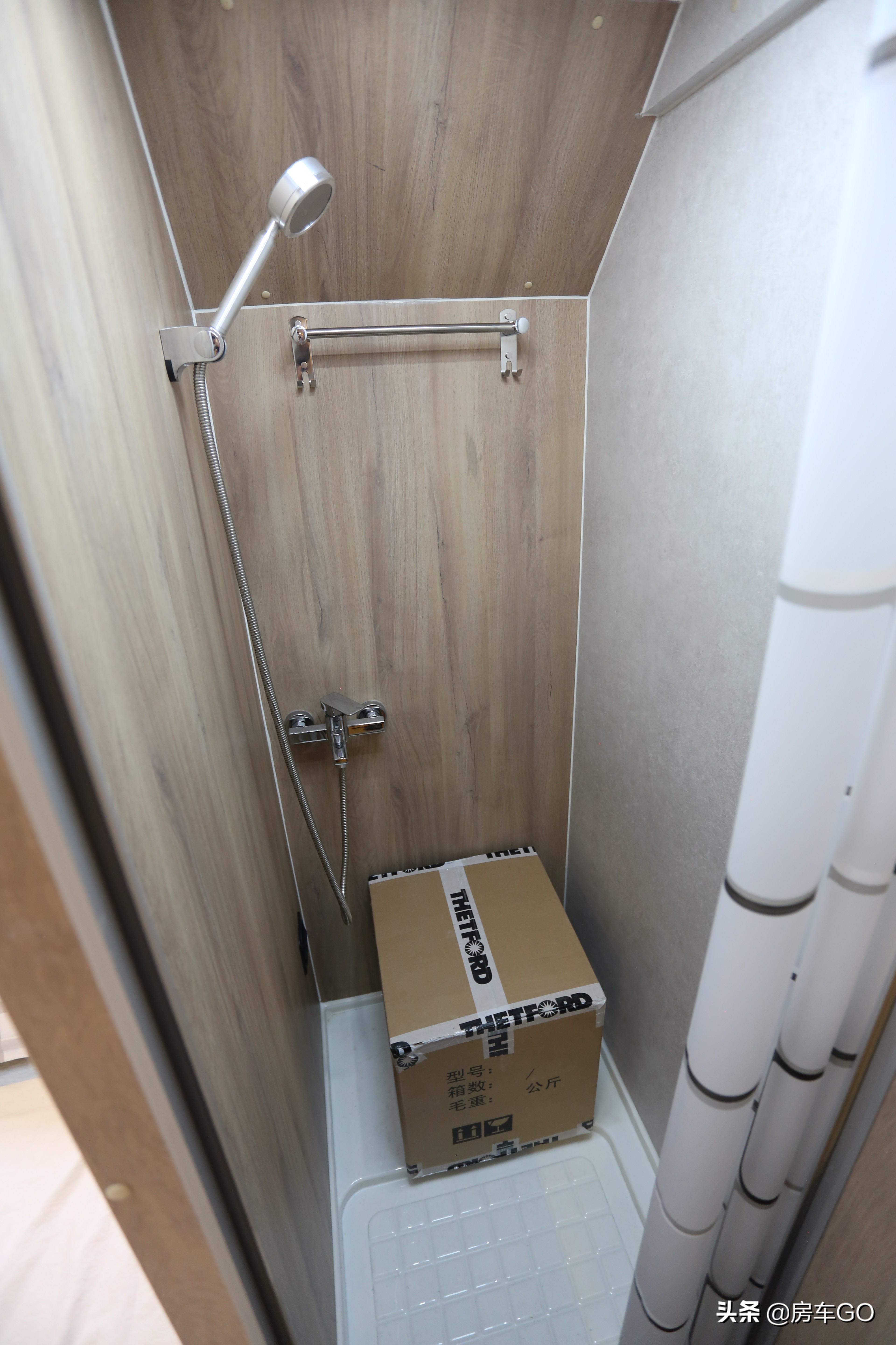 可以上蓝牌的拖挂房车,能住三人小型拖挂房车