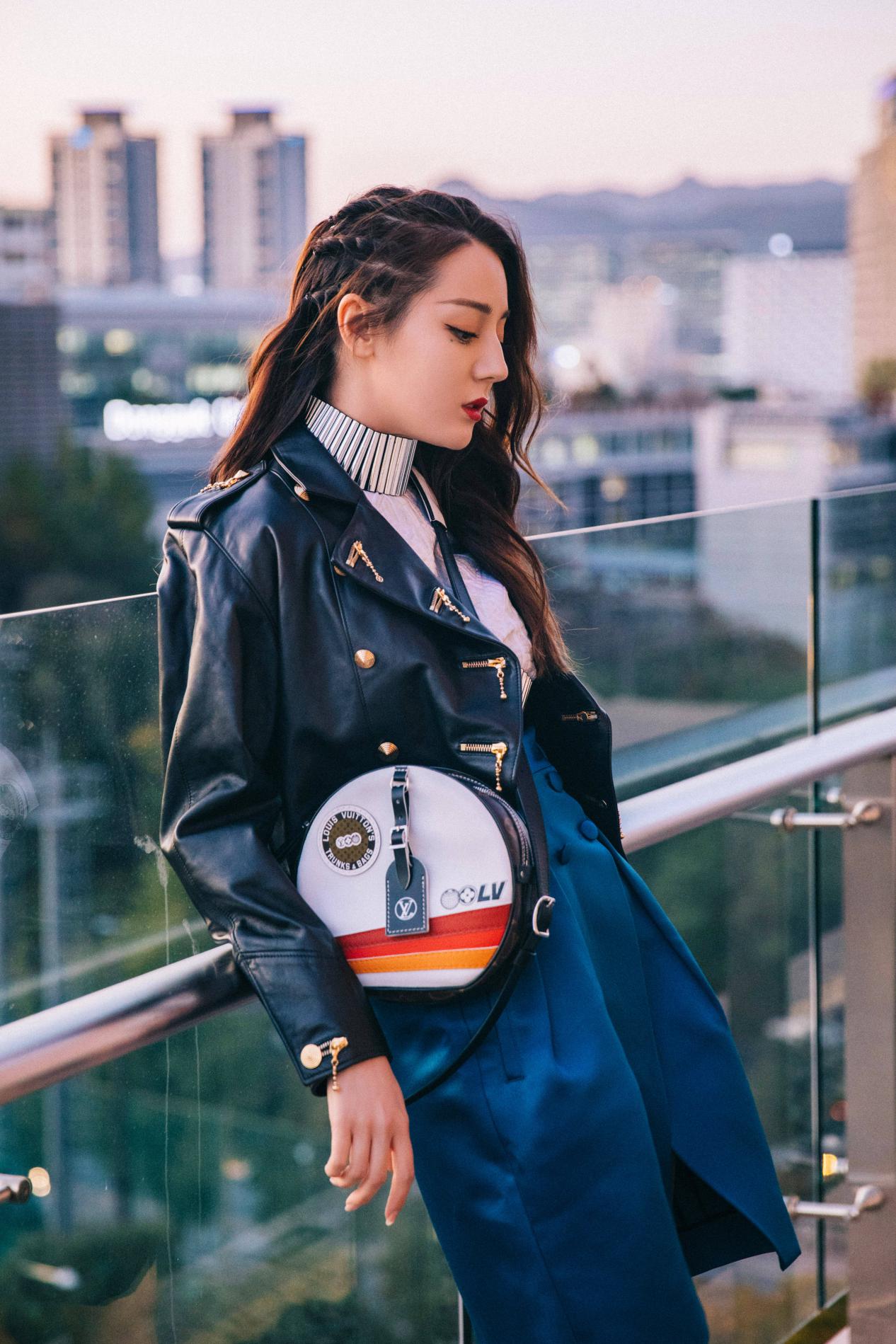 女生披头散发不显脸大的发型,今年流行哪三种发型减龄又显小