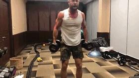 锤哥雷神身材,雷神锤哥露腹肌片段