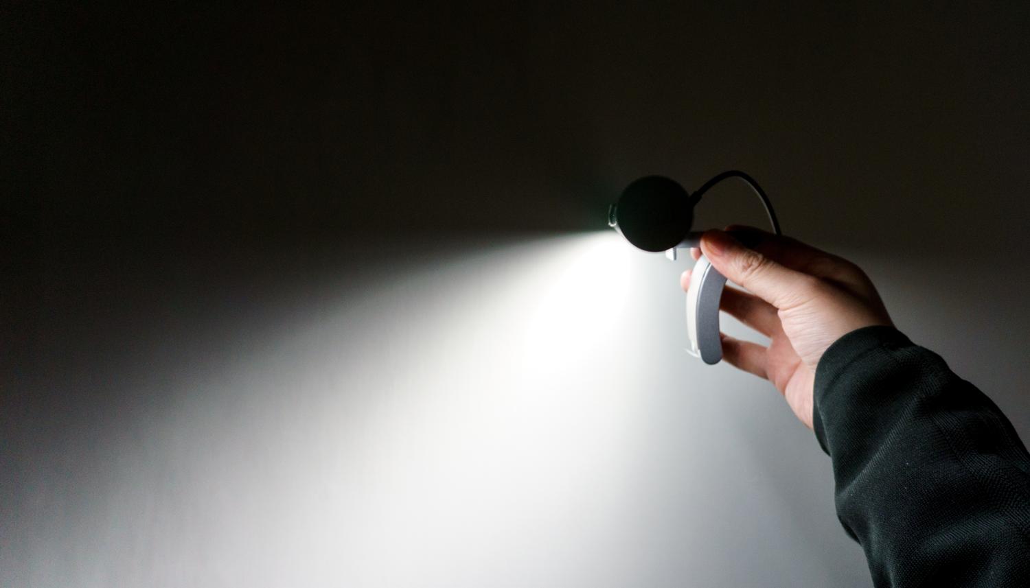 游戏宅的电脑桌面,游戏头戴式耳机rog棱镜s