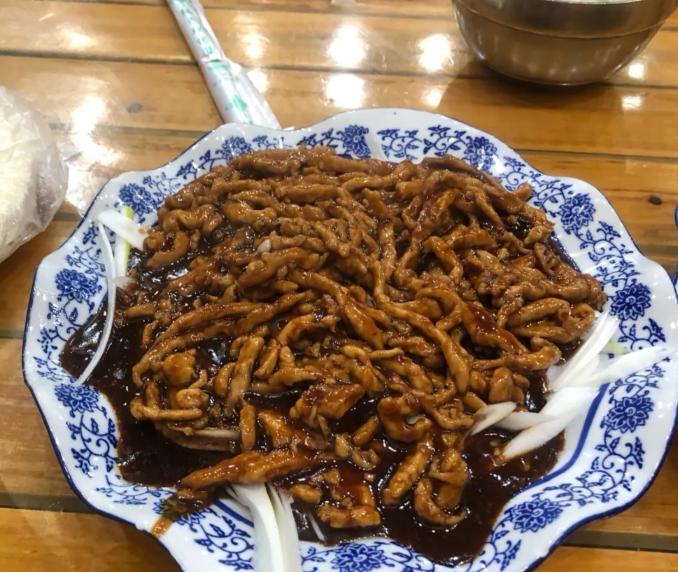 郑州街边的“江湖粥屋”开了很多年，人均30元，老吃家都知道