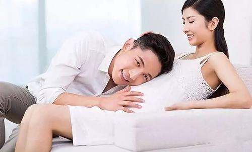 胎儿在孕妈肚里为何趴睡,胎儿在肚里翻身孕妈是什么感觉