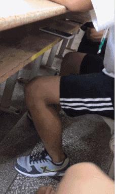 穿恨天高坐地铁的社死现场，两位男士都不忍看这次“崴脚表演”