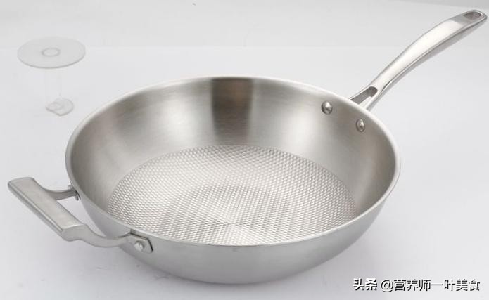 不粘平底煎铁锅开锅的正确方法,铁锅如何煎鱼不破皮视频