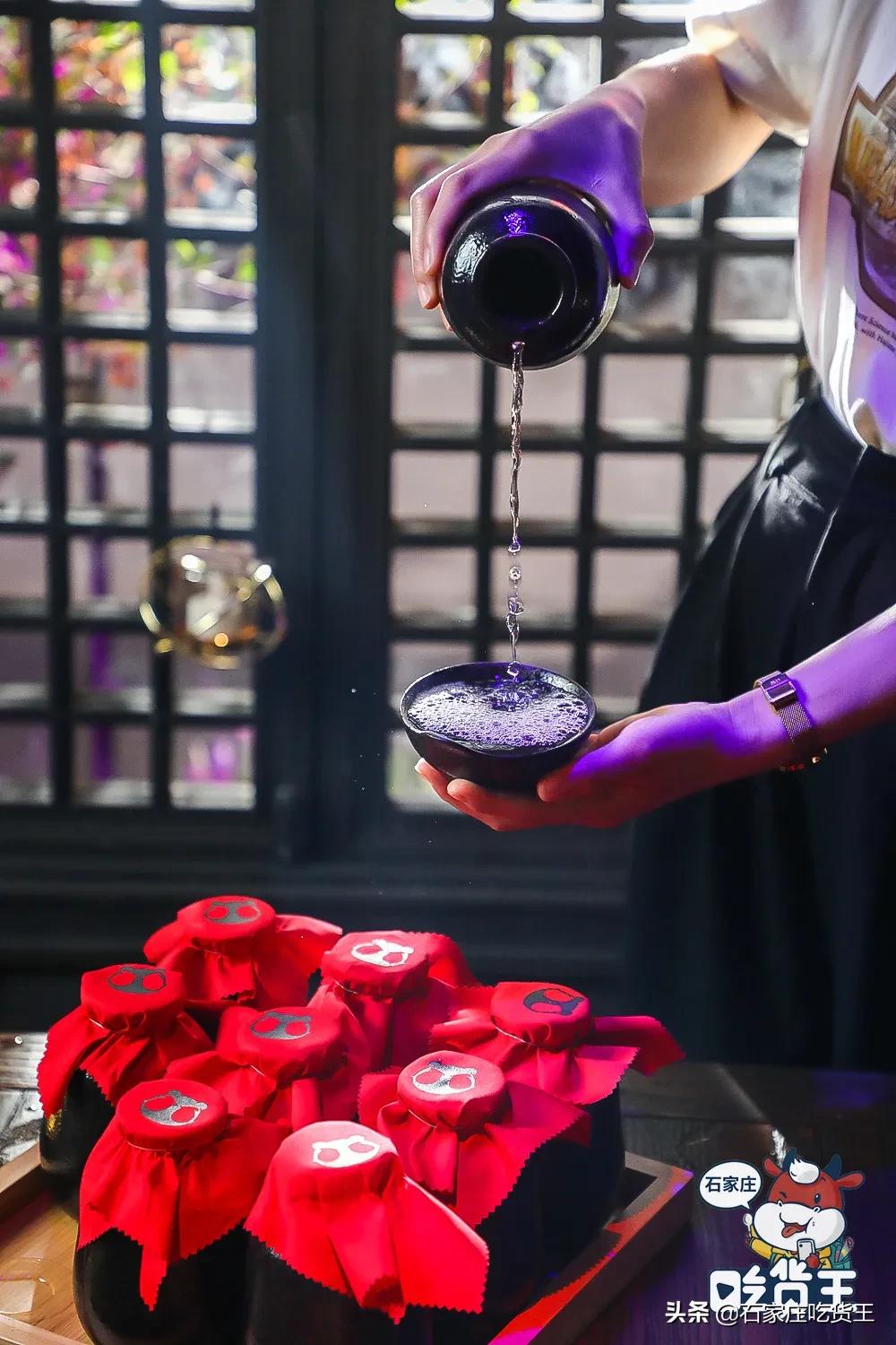 成都贰麻酒馆点啥酒,成都爆火的贰麻酒馆携手泸州老窖